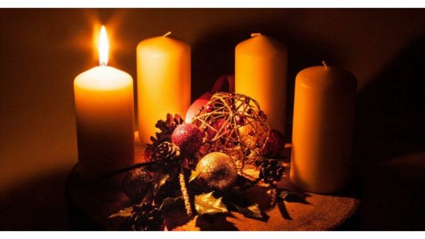 Vasárnap lobban fel az adventi koszorú első gyertyája