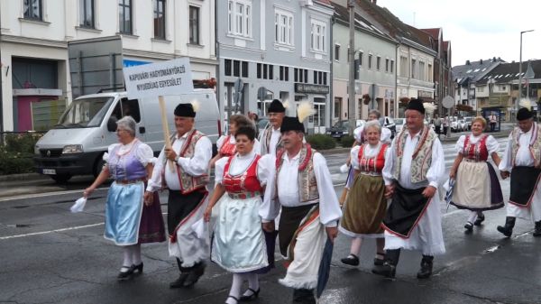 Néptáncosok felvonulása a kapuvári Szent Anna napon