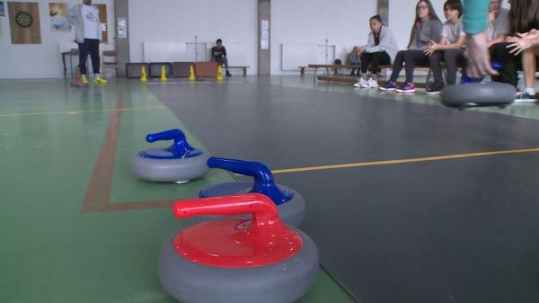 A curling alapjait sajátítják el a csornai Arany János EGYMI diákjai