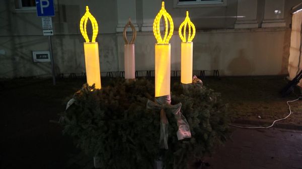 Meggyújtották az adventi koszorú harmadik gyertyáját