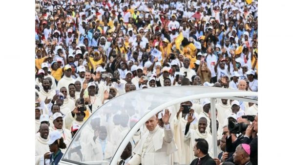 Afrikában tesz látogatást XIV. Leó pápa-imapercek Henczel Szabolcs beledi plébánossal