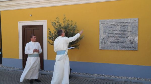 Emléktáblát avattak a Csornai Premontrei Apátságban