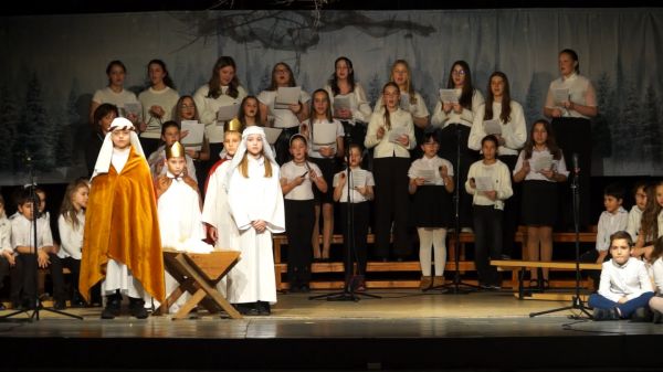 A Széchenyi-iskola karácsonyi műsora a csornai művelődési központban