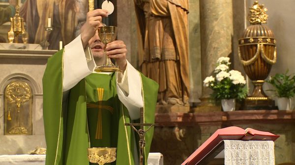 A családokért imádkoztak a csornai premontrei templomban.
